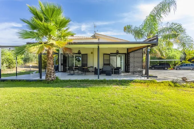 villa vacanze immersa nel verde vicino al mare a Catania